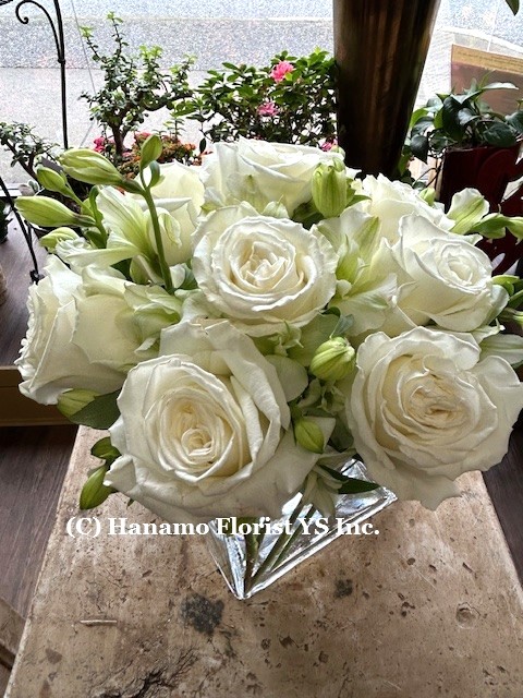 CUBE056 Beautiful Roses in 5" Cube with seasonal filling - Click Image to Close