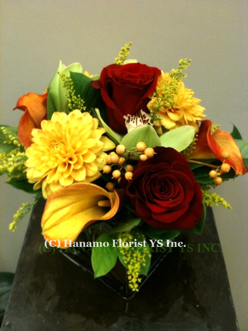 VASE019 Fall colour flower arrangement in 5x5x5 inch cube vase