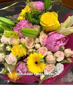 VHAND917 Designer's Choice Seasonal Hand-tied Flower Bouquet M - Click Image to Close