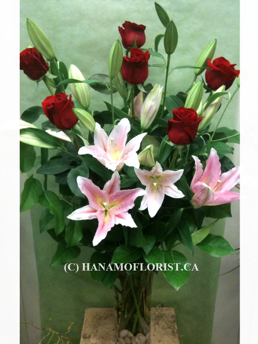 VASE216 6 Ecuadorian Roses & 6 Stem Large Pink Lilies in Vase