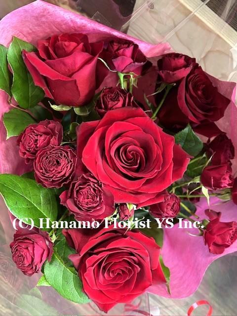 VALE234 Mixed Red Roses Hand-tied Bouquet in Cello M - Click Image to Close