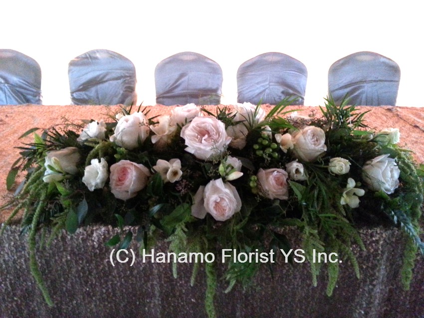 WEDO815 Garden Roses Wild Head Table Arrangement