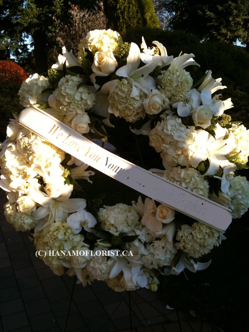 SYMP121 Designer's Choice Seasonal Flowers Medium-Large Wreath - Click Image to Close