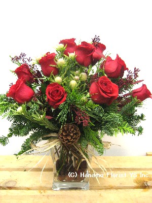 CMAS0600 Holiday Dozen Red Rose Vase M