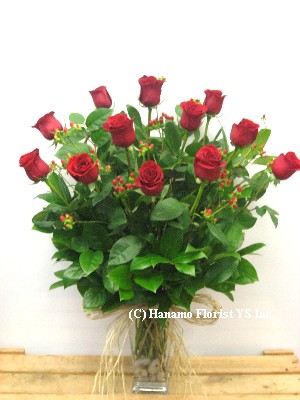 VALE002 1 doz long stem Red Rose in Vase Classic