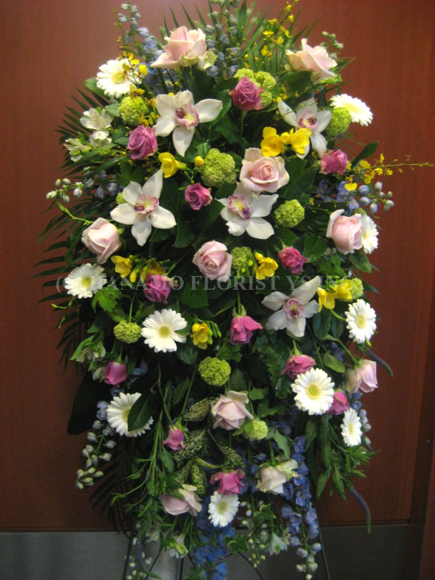 SYMP018 Memorial Spray Large with roses on Easel