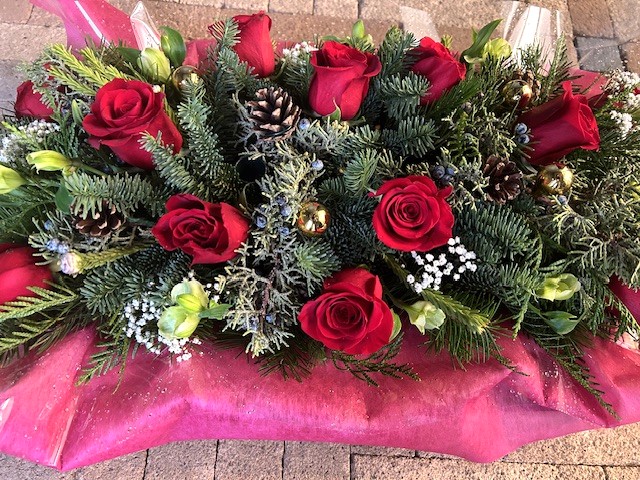 CMAS1229. 12 red roses Christmas table centre with candles