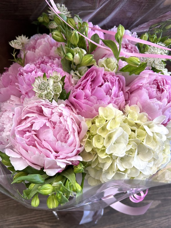 HAND514 Peonies & Hydrangeas Handtied Bouquet M