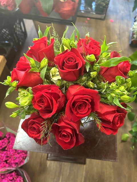 CUBE609 12 Ecuadorian Red Roses in a Cube Vase