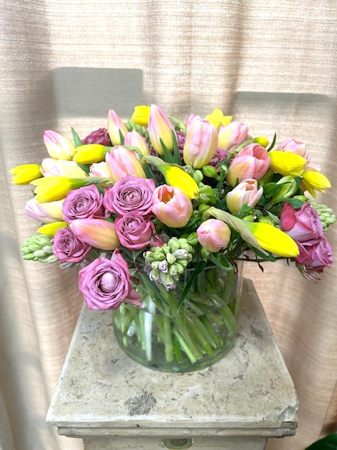 VASE318 Designers Fresh Easter Arrangement in a Vase