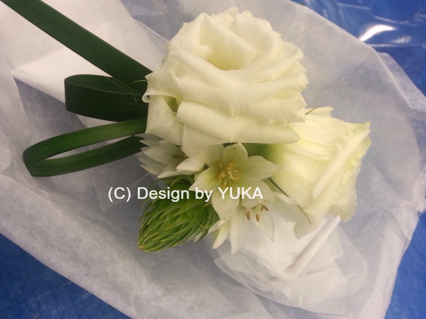 WCOR612 White Flowers Wrist Corsage