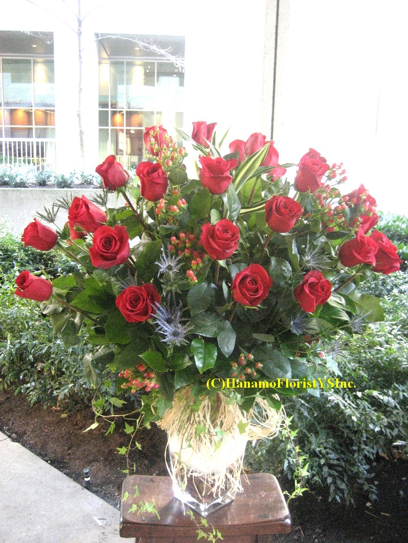VALE039...3 doz Ecuadorian LongStem Red Rose In the Vase classic